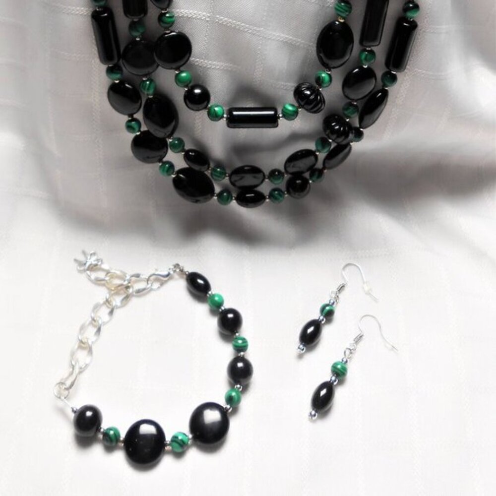 Handmade necklace, bracelet and earrings with polished stones
